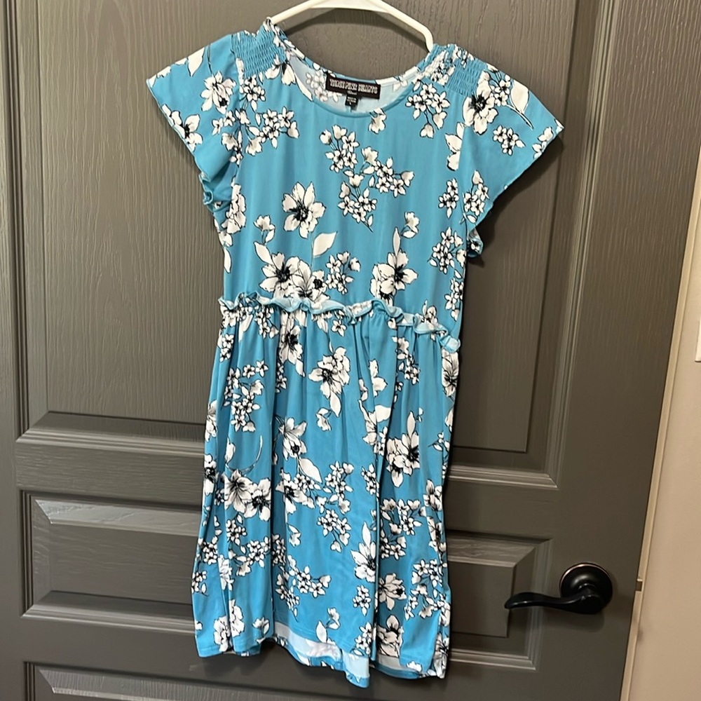 Cap sleeve girls dress size L